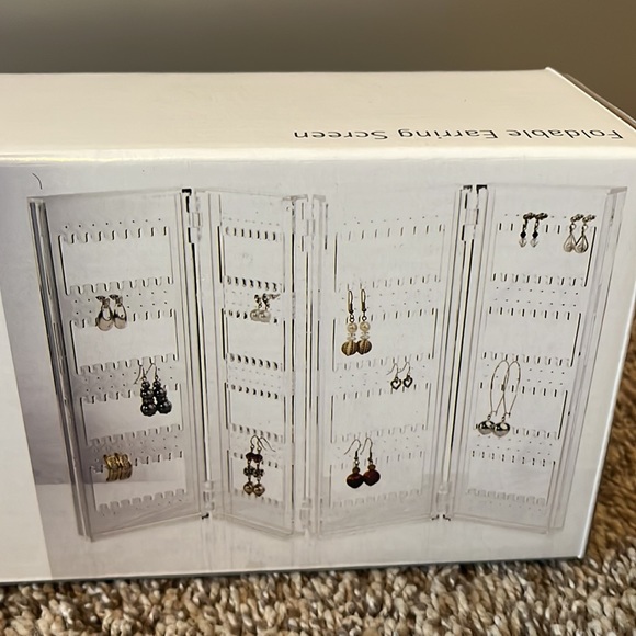 Acrylic Foldable Earring Screen, clear, can hold up to 144 pairs of earrings. - Picture 3 of 5